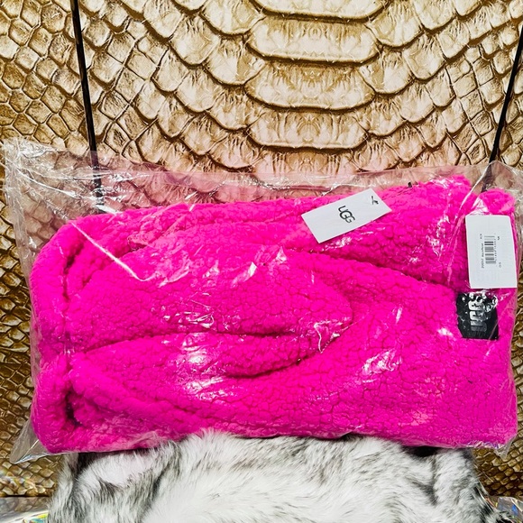 NWT - UGG Oversized Faux Shearling Scarf in Rock Rose - Picture 14 of 16
